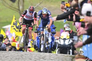 Die Rad-Profis Mathieu van der Poel und Tadej Pogacar bei der Flandern-Rundfahrt 2022 am Paterberg