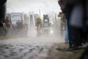 Wout van Aert nach seinem Sieg bei Paris–Roubaix 2026 im Velodrom von Roubaix