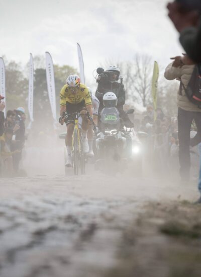 Wout van Aert nach seinem Sieg bei Paris–Roubaix 2026 im Velodrom von Roubaix
