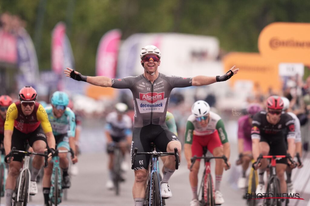 Kaden Groves gewinnt die 6. Etappe des Giro d'Italia 2025 in Neapel.