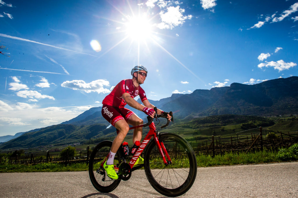 Rennradfahrer fährt bei Sonnenschein und Hitze