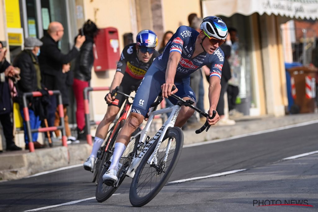 Die Rad-Profis Mathieu van der Poel und Wout van Aert am Poggio beim Rennen Mailand-Sanremo