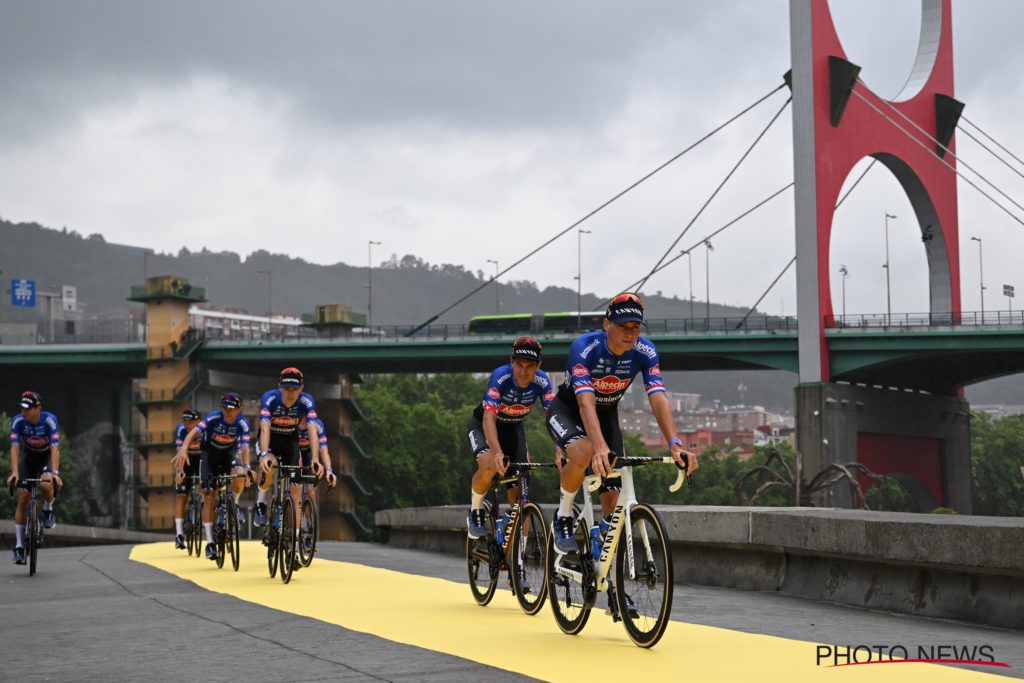 Die Team Alpecin-Deceuninck bei der Teampräsentation der Tour de France 2023